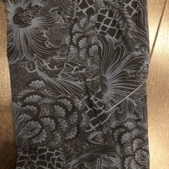 LULULEMON Patterned 25” Leggings - Picture 3 of 5